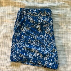 women’s Columbia PFG floral blue shorts size large